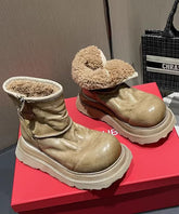 Botas de piel sintética color caramelo con forro de lana afelpada y cremallera.